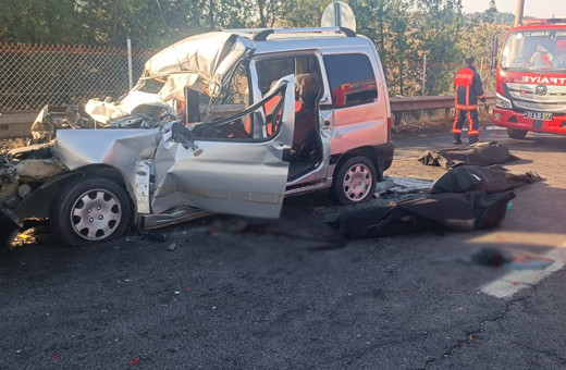 Hafif ticari araç kamyona çarptı! 3 kişi hayatını kaybetti