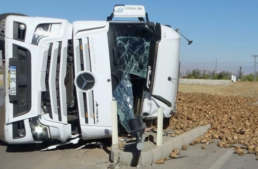 Çankırı'da pancar yüklü tır devrildi! Sürücüsü ağır yaralandı...