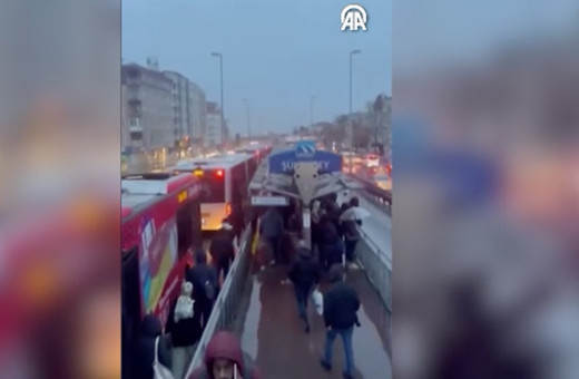 Avcular'da metrobüs arızası yolcuları perişan etti