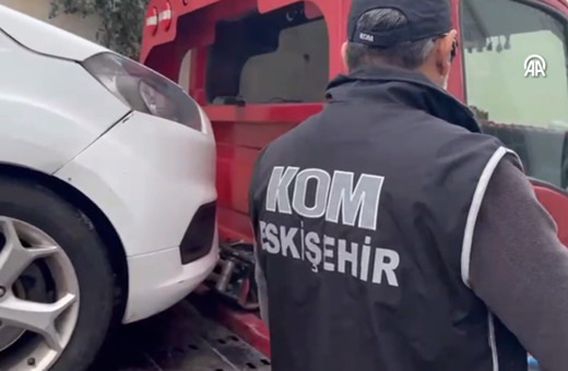 Eskişehir'de arızalı görünümü verilen araçtan çıkanlara bakın!