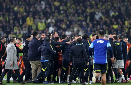 Derbi öncesi yıldızlar kavga etti: İki isim ihraç edildi