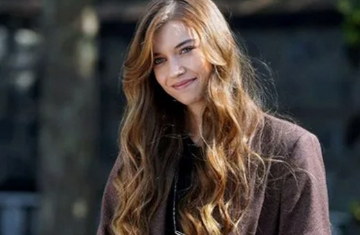 Afra Saraçoğlu'na sürpriz kutlama! Pastadaki yazı ortalığı karıştırdı