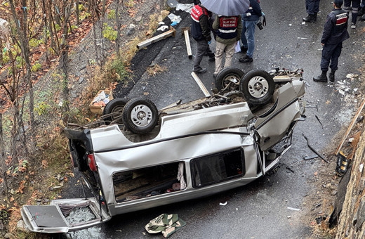 Kamyonet alt yola uçtu! Feci kazada ölenler var