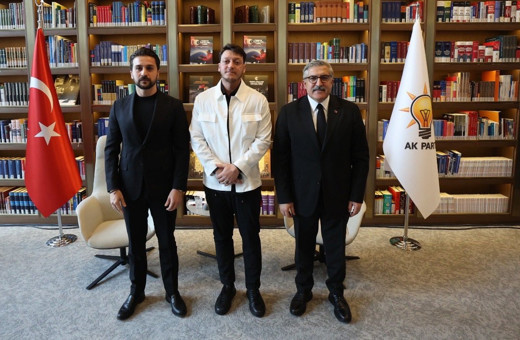 Mesut Özil'den "Telefonunuzda kayıtlı en ünlü isim kim?" sorusuna cevap