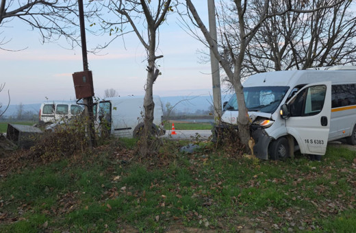 Servis aracıyla otomobil çarpıştı: 11 yaralı!
