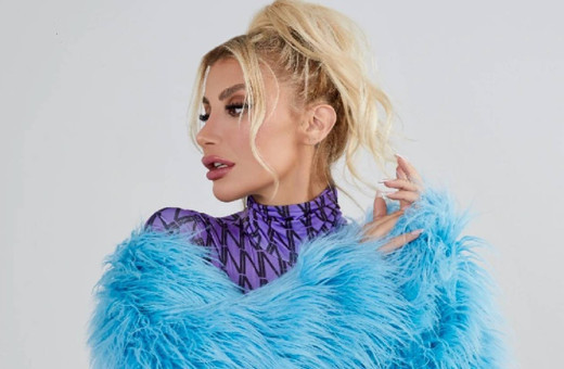 İrem Derici sahnede öyle bir şey itiraf etti ki... ''Şu an köpek gibi istiyorum!''