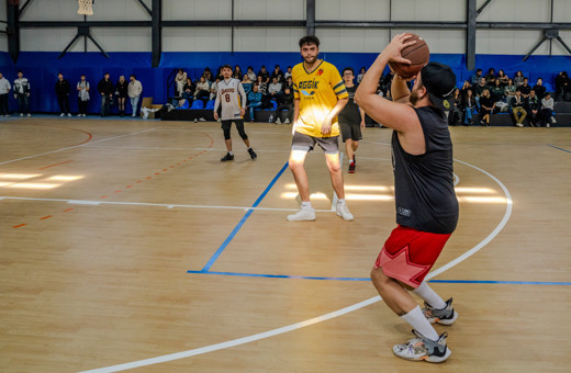 Ünlü şarkıcı Anıl Piyancı parkede de marifetli çıktı