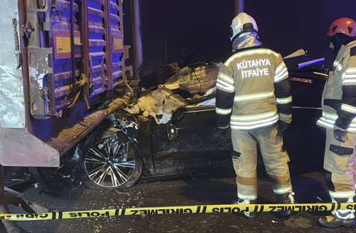 Kütahya'da feci kaza! Otomobil tıra arkadan çarptı 4 kişi hayatını kaybetti