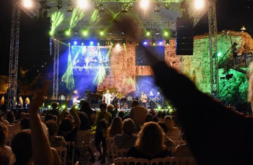 Ünlülerin yılbaşı programları belli oldu! Hangi sanatçı nerede sahne alacak?