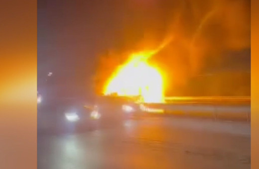 Arnavutköy'de seyir halindeki İETT otobüsü alev alev yandı