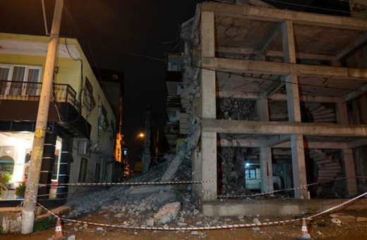 Yıkım sırasında kopan beton parçaları yandaki eve zarar verdi