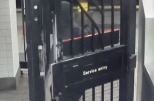 New York metrosunda bir kişi seyahat ederken yakılmak istendi