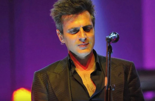 Teoman konserde herkesi şoka soktu! Bir anda kadın vokalin çıplak bacağına...