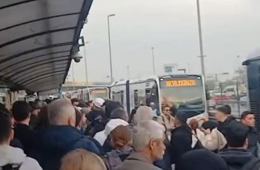 İstanbul'da durakta bayılan çocuk metrobüsün altında kaldı