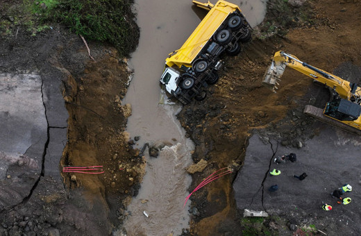 Sarıyer'de yol çöktü: Pikap ile kamyonet dereye uçtu