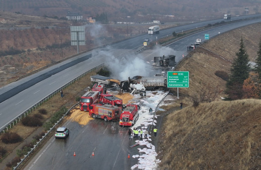 Gaziantep'te çarpışan 3 tırda yangın çıktı