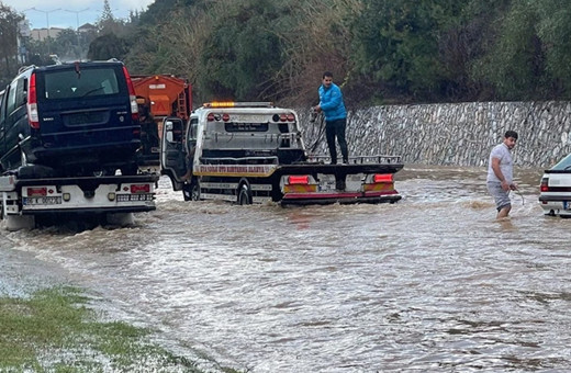 Alanya-Antalya karayolunda araçlar mahsur kaldı