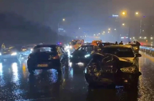 Yağış nedeniyle 7 araç birbirine girdi: 2 yaralı