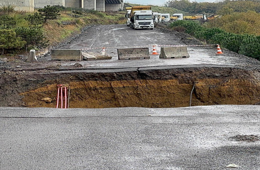 İstanbul'da sağanak! Sarıyer'de yol çöktü! Pikap ile kamyonet dereye düştü