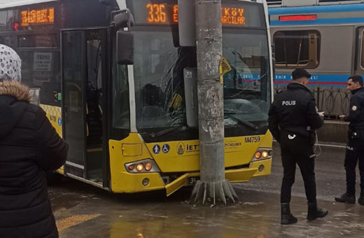 Sultangazi'de İETT otobüsü kayganlaşan yolda kaza yaptı