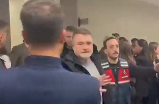 Adliye koridorunda gerginlik! Ufuk Tetik, görüntü alan gazeteciye vurdu