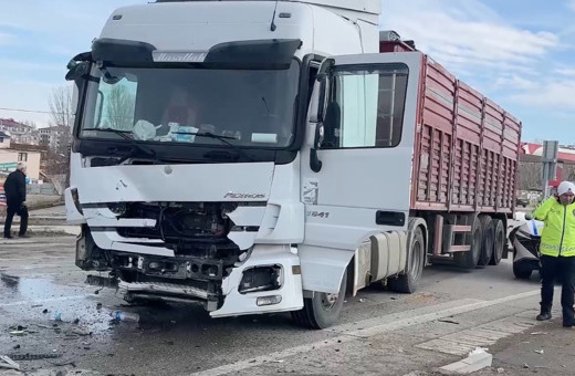 Erzurum'da tırın çarptığı hafif ticari aracın sürücüsü yaralandı