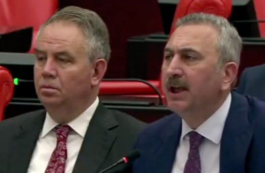 Abdulhamit Gül: Ali Mahir Başarır konuşmayı bitirene kadar Bakanımız bir konutu daha bitirdi