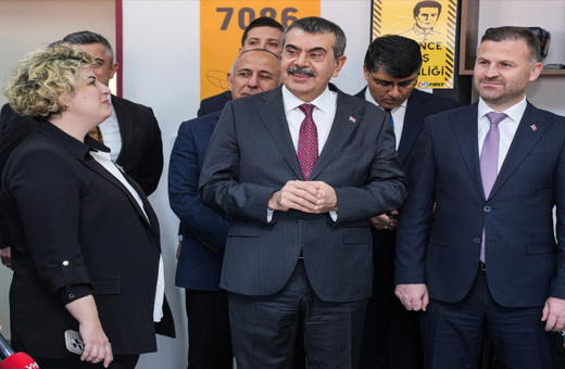 Milli Eğitim Bakanı Tekin, Arnavutköy'de okul ziyaretinde konuştu