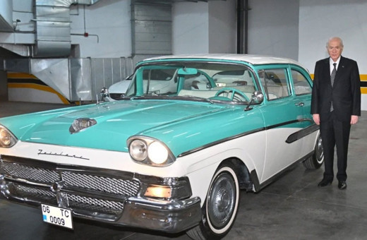 Devlet Bahçeli'den klasik otomobil hediyesi