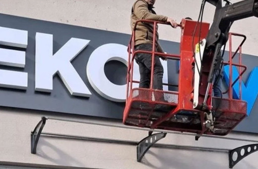 Kapanan EKOL TV'nin tabelası söküldü