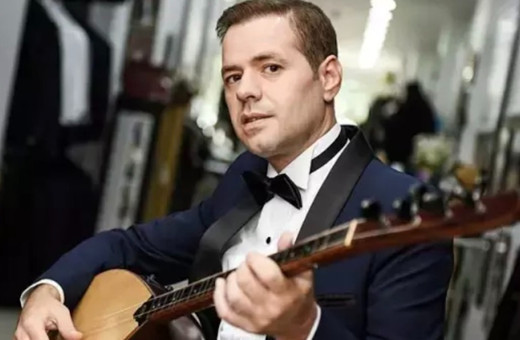 Engin Nurşani'nin oğlu büyüdü! Babasının sazı ile söylediği türkü gözyaşlarına boğdu...