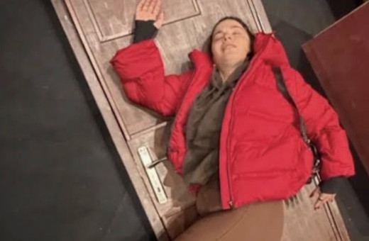 Oyuncu Aslı Bekiroğlu sahnede kaza geçirdi!