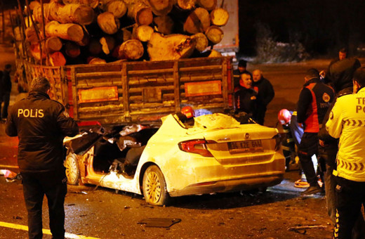 Kastamonu'da feci kaza! Otomobil ok gibi saplandı