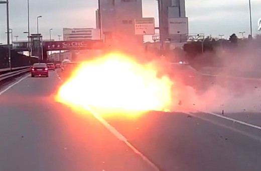 Şişli'de bariyerlere çarpan otomobil alev aldı! Kaza anı kamerada