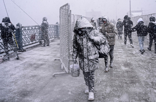 İstanbul'a kuvvetli kar yağışı geliyor uyarılar peş peşe geldi! Okullar tatil olur mu?