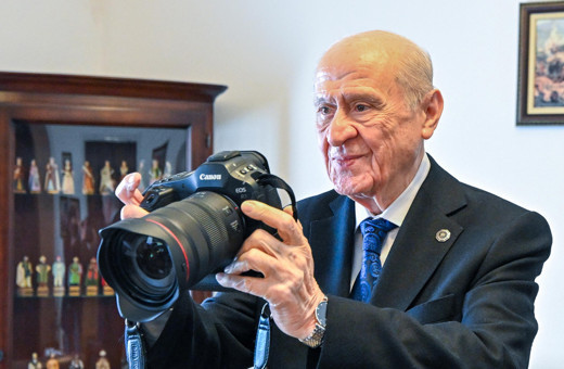 MHP lideri Bahçeli, TFMD heyetinin fotoğrafını çekti