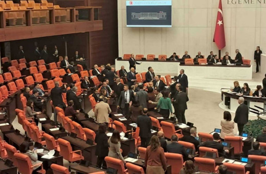 TBMM'de İYİ Parti ve DEM Parti arasında gerginlik: Konuşma be, hadi oradan