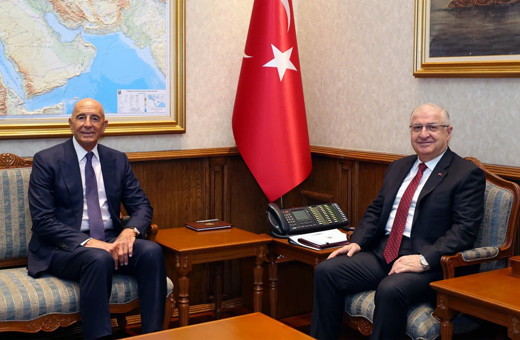 Tom Barrack oturma düzeni fotoğrafı olay oldu! Başkan gibi başköşeye kuruldu bakan da...