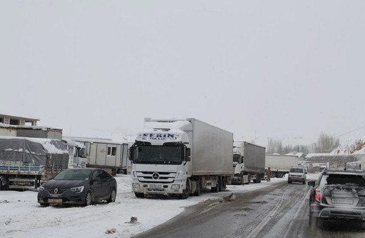 Bingöl'de kar ve tipi nedeniyle ulaşım durdu! Bazı şehirler arası yollar tır trafiğine kapatıldı