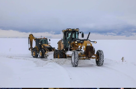 Van'da yoğun kar yağışı 283 yerleşim yeri ulaşıma kapandı