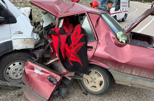 Burdur'da minibüsle otomobilin çarpıştığı kazada 2 kişi öldü, 4 kişi yaralandı