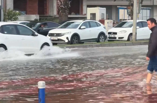 İzmir’de fırtına denizi taşırdı! Kordon’da ulaşım aksadı
