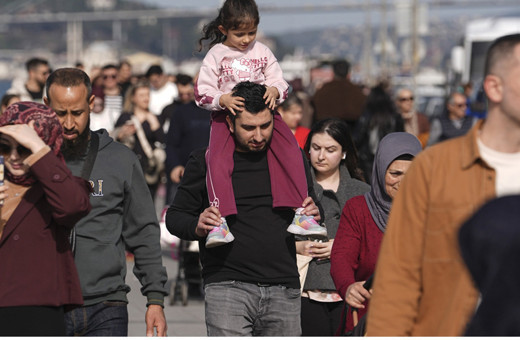 İstanbullu kendini dışarı attı! Denize bile giren var,sıcaklık bakın kaç oldu