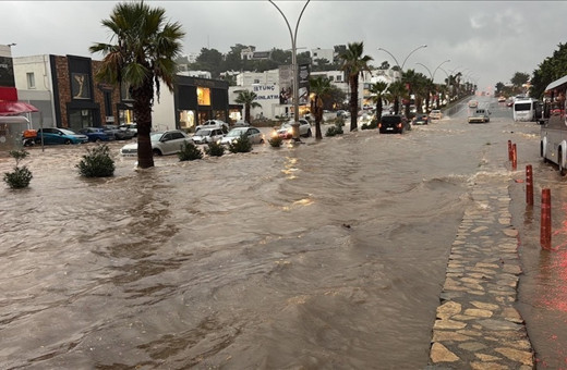 Muğla'da kuvvetli sağanak ve fırtına hayatı felç etti