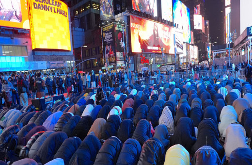 Ünlü Times Meydanı'nda iftar programı düzenlendi