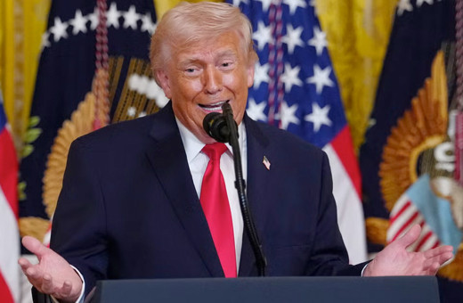 Trump futbolda kırmızı kartın anlamını öğrendiğinde "Benimle dalga geçiyor olmalısınız" demiş