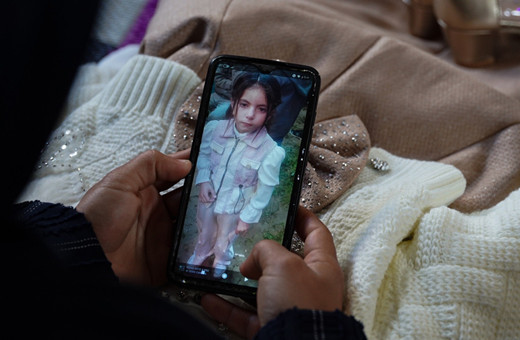 Gazzeli 9 yaşındaki Ritac, gittiği okuldan İsrail saldırısı nedeniyle beyaz kefenle döndü