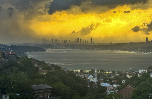 İstanbul'da fırtına: Çatılar uçtu, ağaçlar devrildi