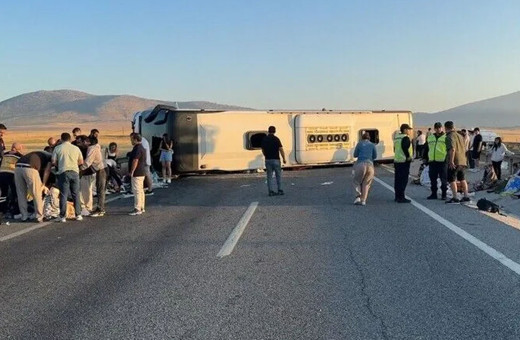 Yolcu otobüsü bariyerlere çarpıp devrildi! Çok sayıda yaralı var, yol trafiğe kapandı