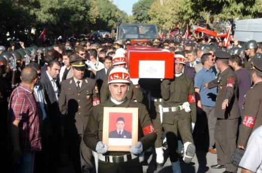 Şehit cenazesinde bakanlara pet şişeli protesto - Resim: 2